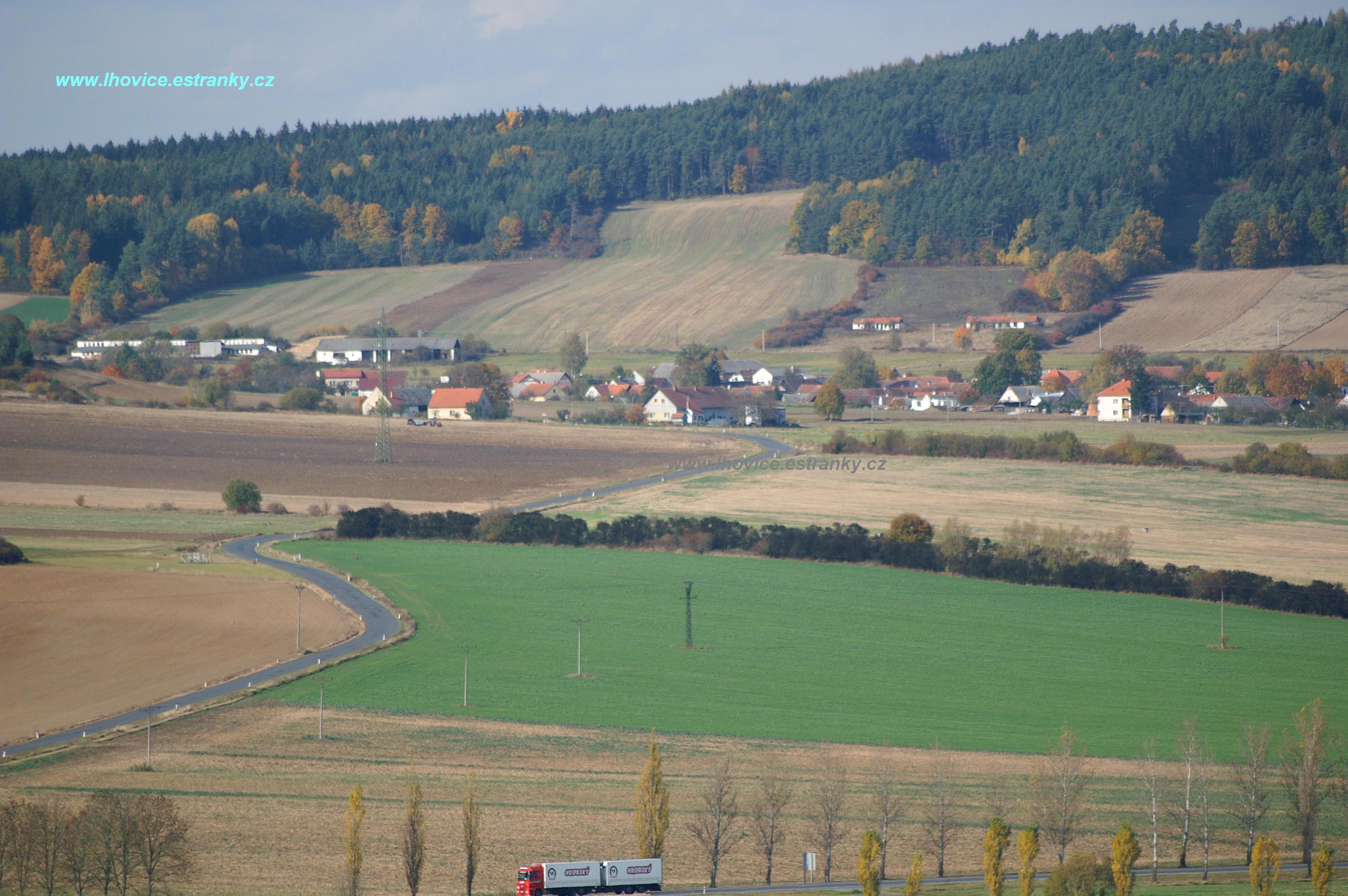 KM44 96 Lhovice v pozadí Stříbrnice.JPG